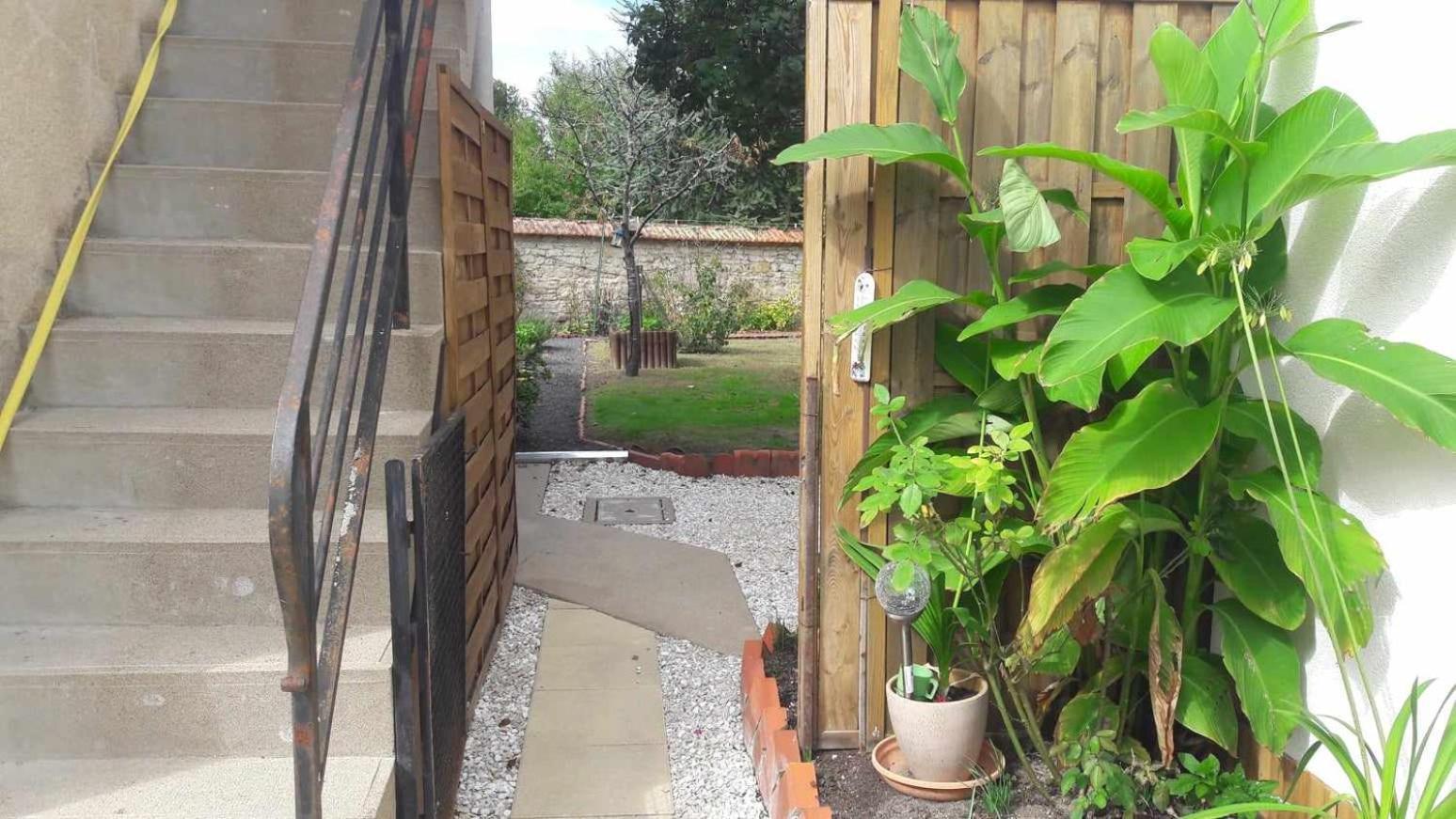 Agreable Au Fond Du Jardin Homestay Sancoins